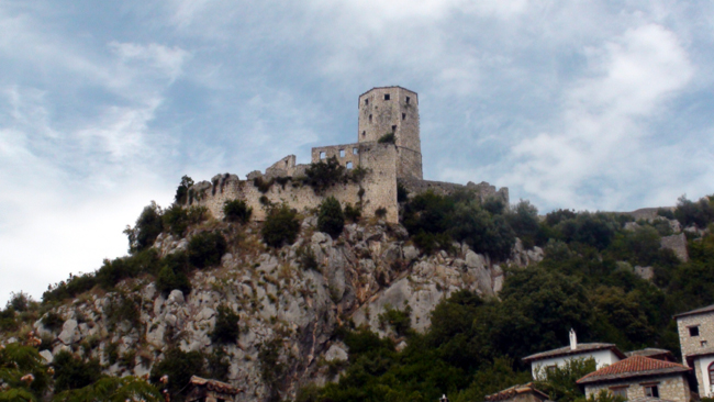 #233 : Gravir les marches du donjon de Pocitelj en Herzégovine