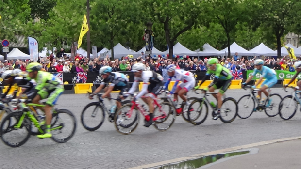 #477 : Assister à l’arrivée du tour de France au sommet de l’Arc de Triomphe