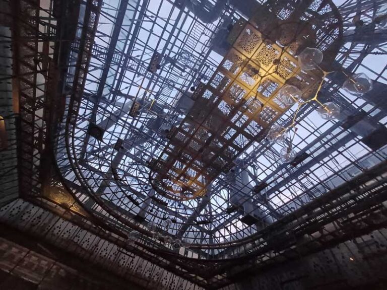 #890 : S’introduire dans le grand magasin le Bon Marché, de nuit
