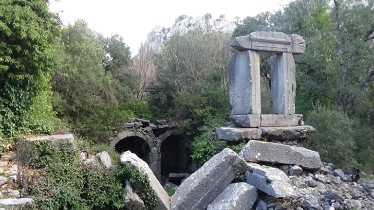 #892 : Voir la tombe d’Alcetas, général d’Alexandre, dans les ruines de Termessos