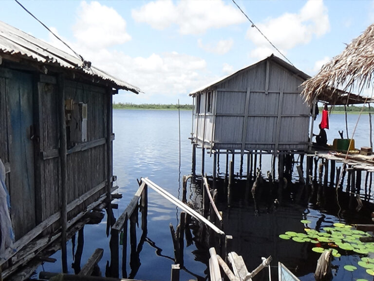 #1012 : Se rendre à Nzulezo, le Village qui flotte sur le temps