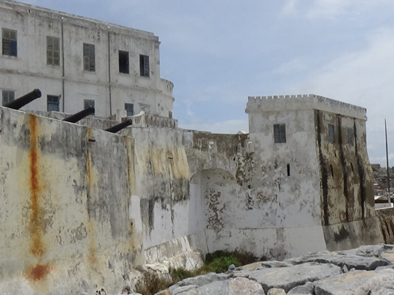 #1015 : Visiter le fort de Cape Coast, le pouvoir face à l’Atlantique